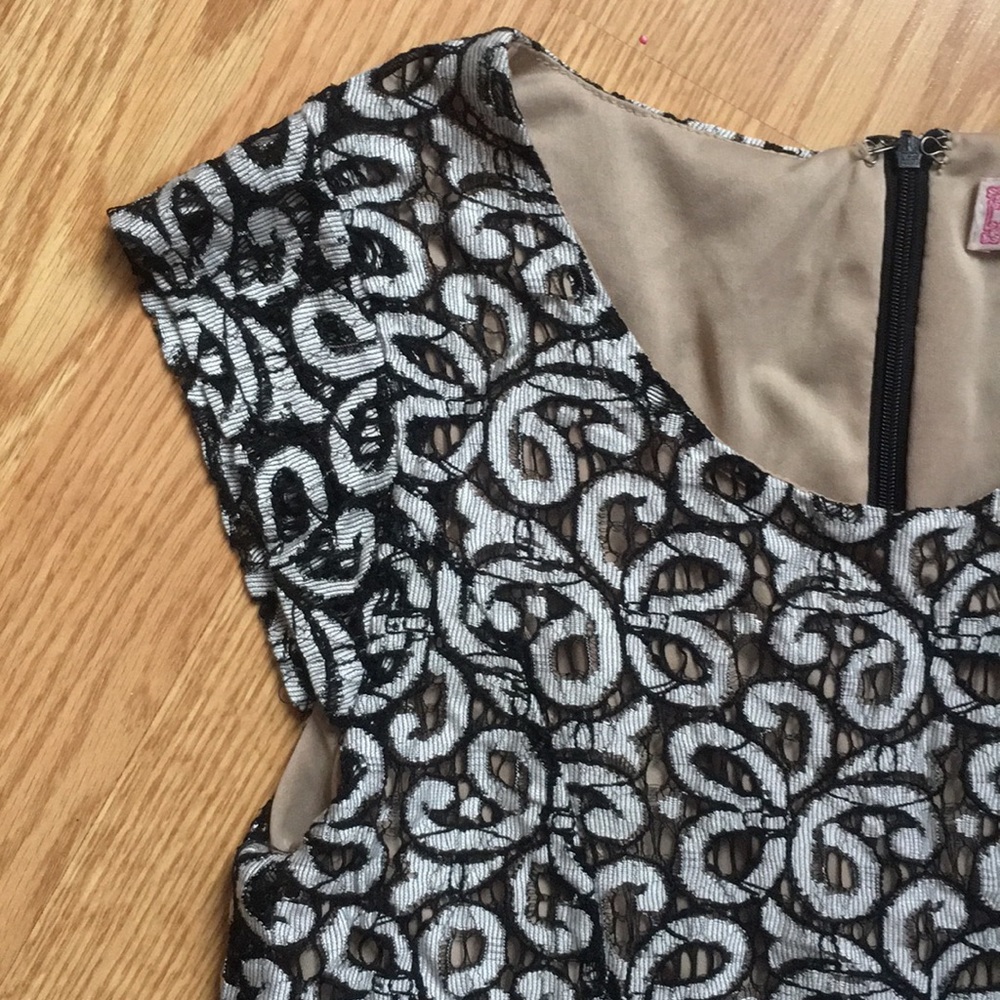 {Pura Vida} Silver and Black Lace Dress - Picture 2 of 6
